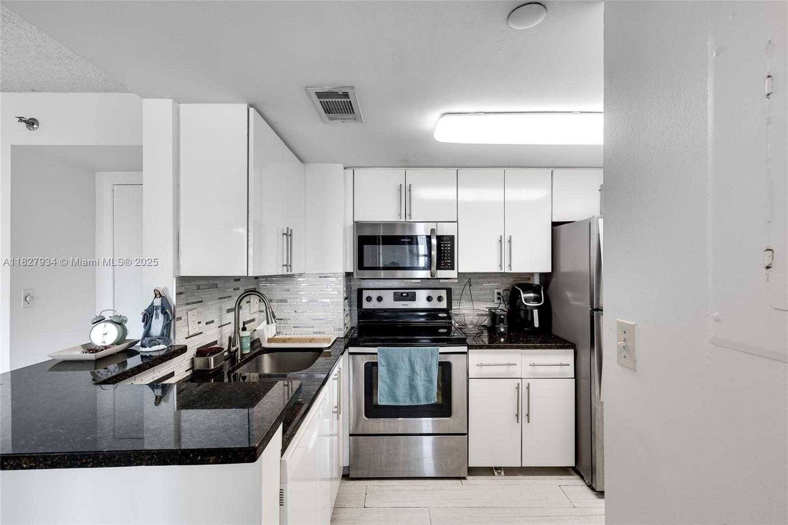Small Image of 770 CLAUGHTON ISLAND DR #1210, Miami Number 16