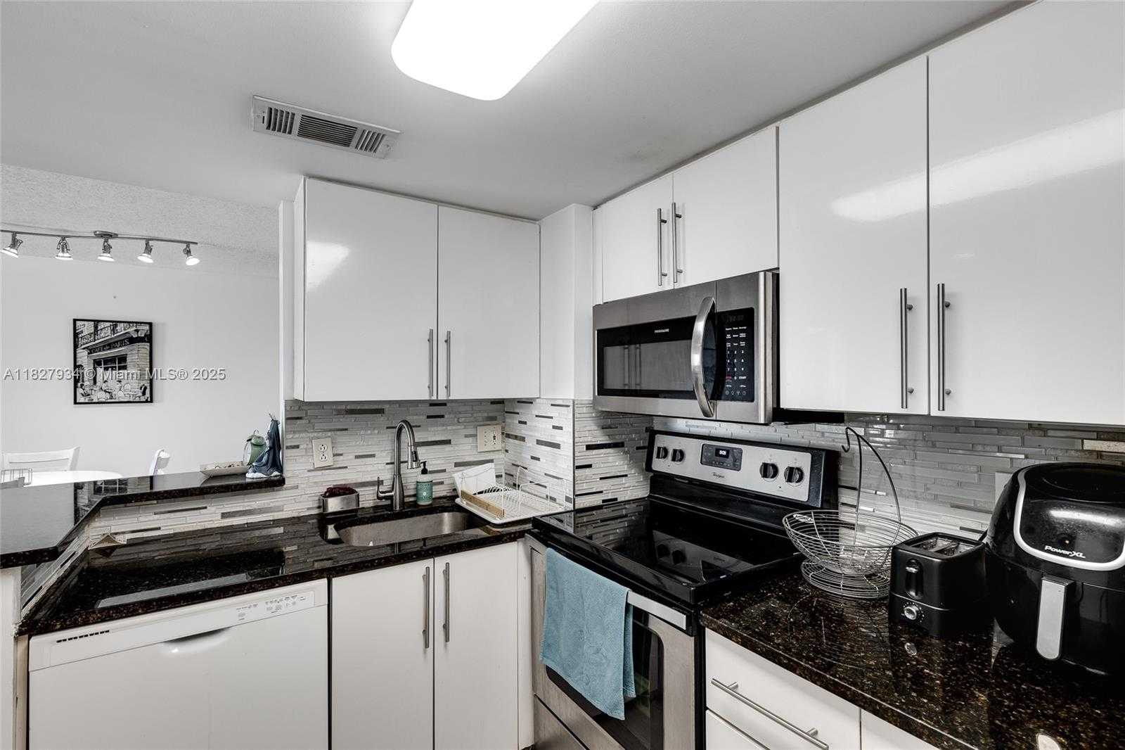 Small Image of 770 CLAUGHTON ISLAND DR #1210, Miami Number 18