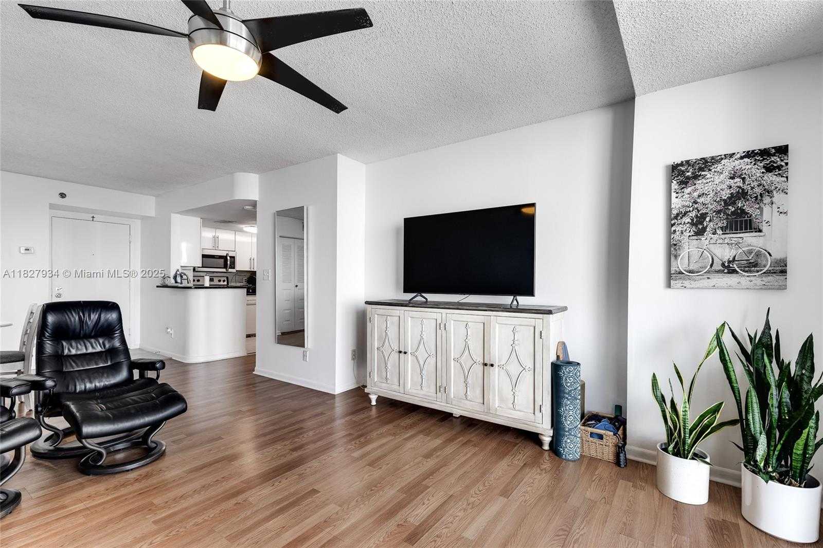 Small Image of 770 CLAUGHTON ISLAND DR #1210, Miami Number 8