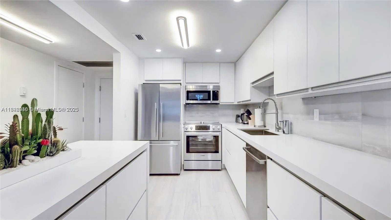 Small Image of 2301 COLLINS AVE #318, Miami Beach Number 7