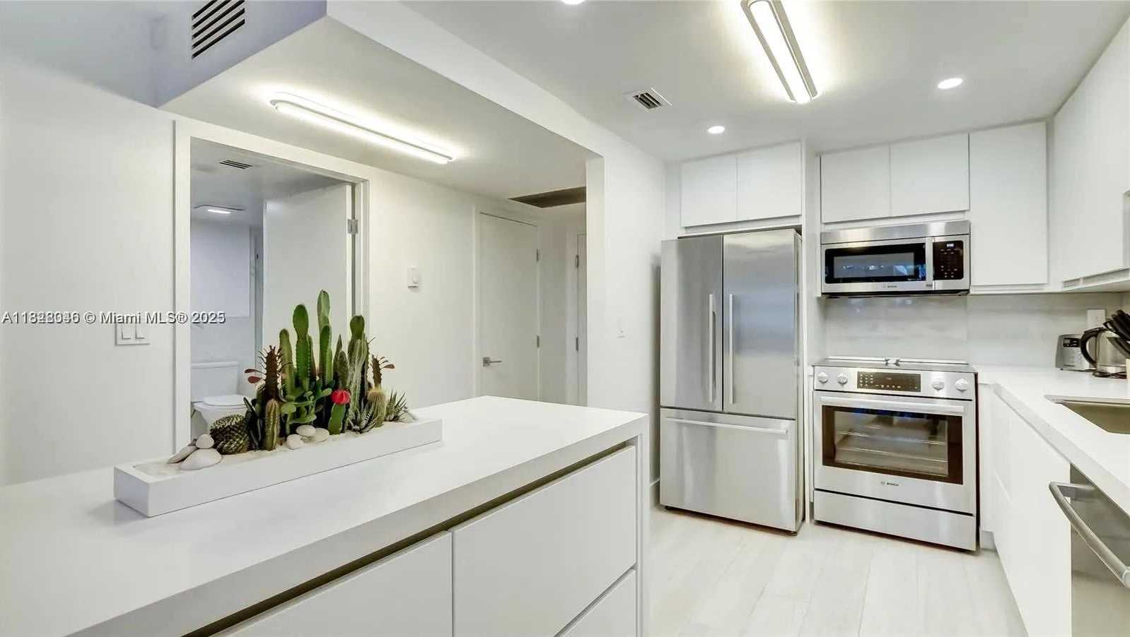 Small Image of 2301 COLLINS AVE #318, Miami Beach Number 8