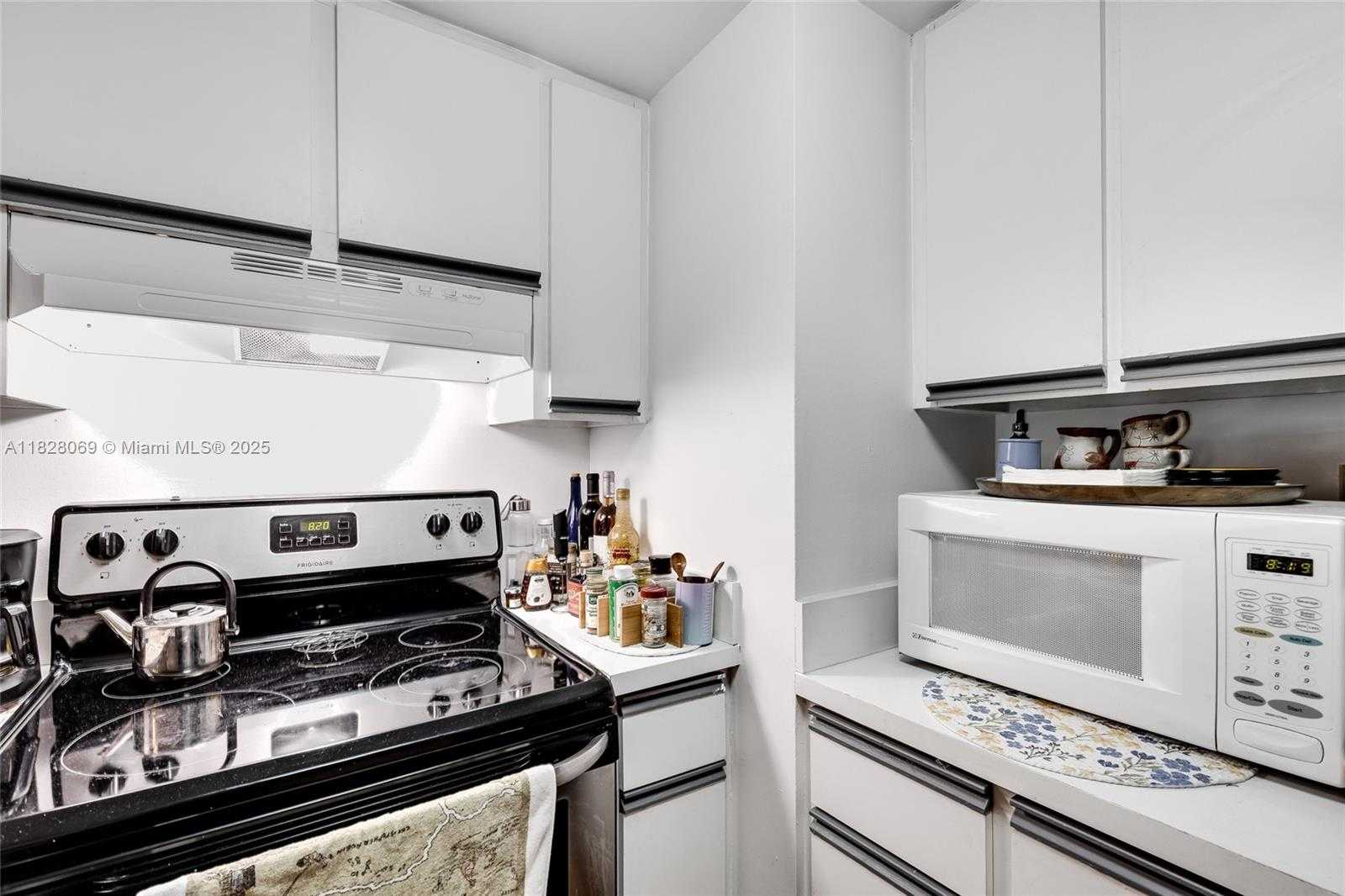 Small Image of 540 BRICKELL KEY DR #210, Miami Number 7