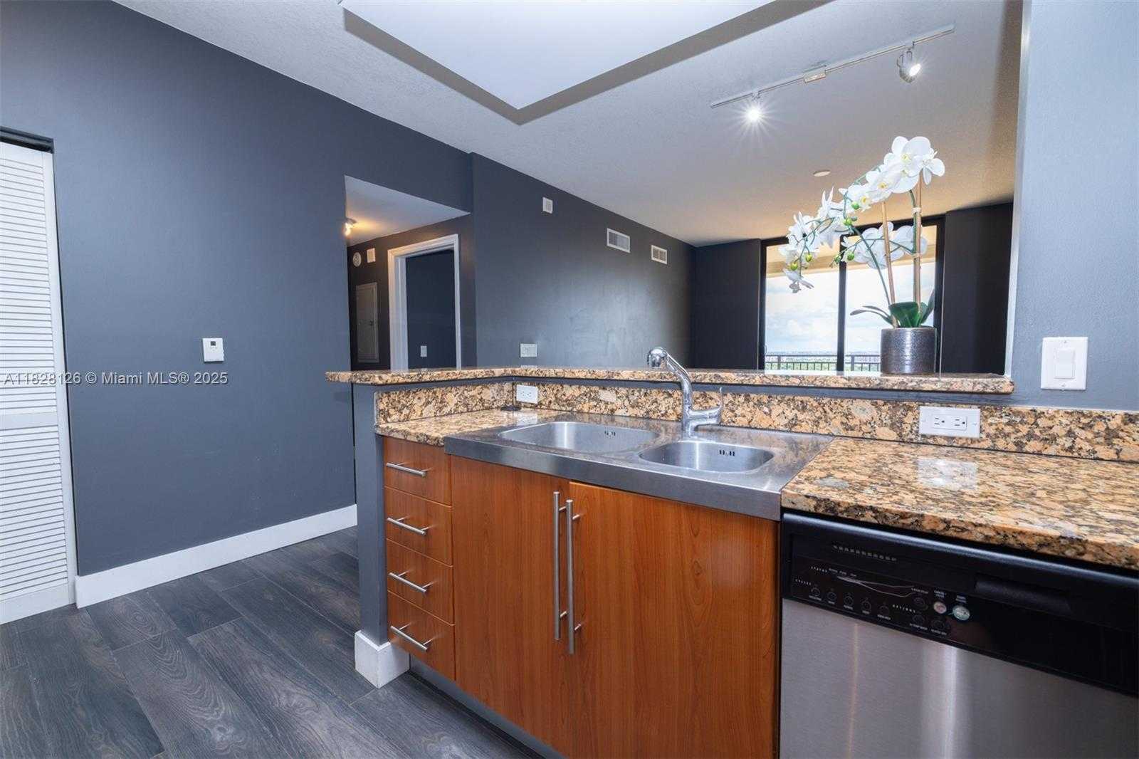 Small Image of 888 SOUTH DOUGLAS RD #PH07, Coral Gables Number 13