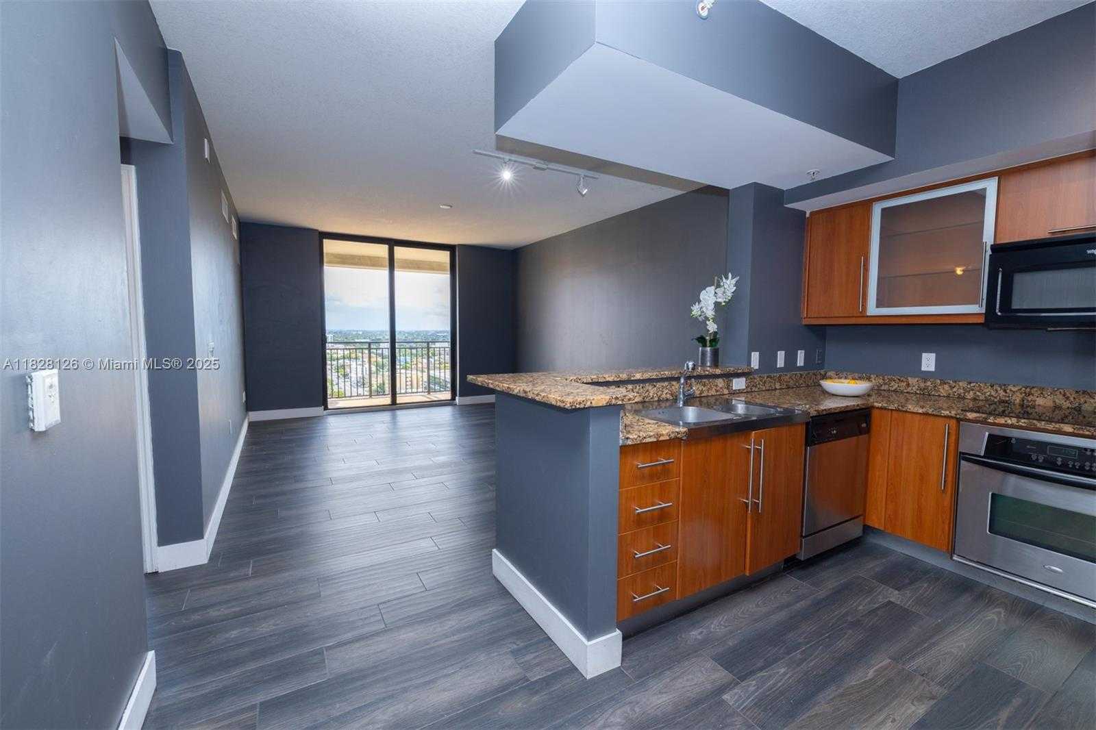 Small Image of 888 SOUTH DOUGLAS RD #PH07, Coral Gables Number 3