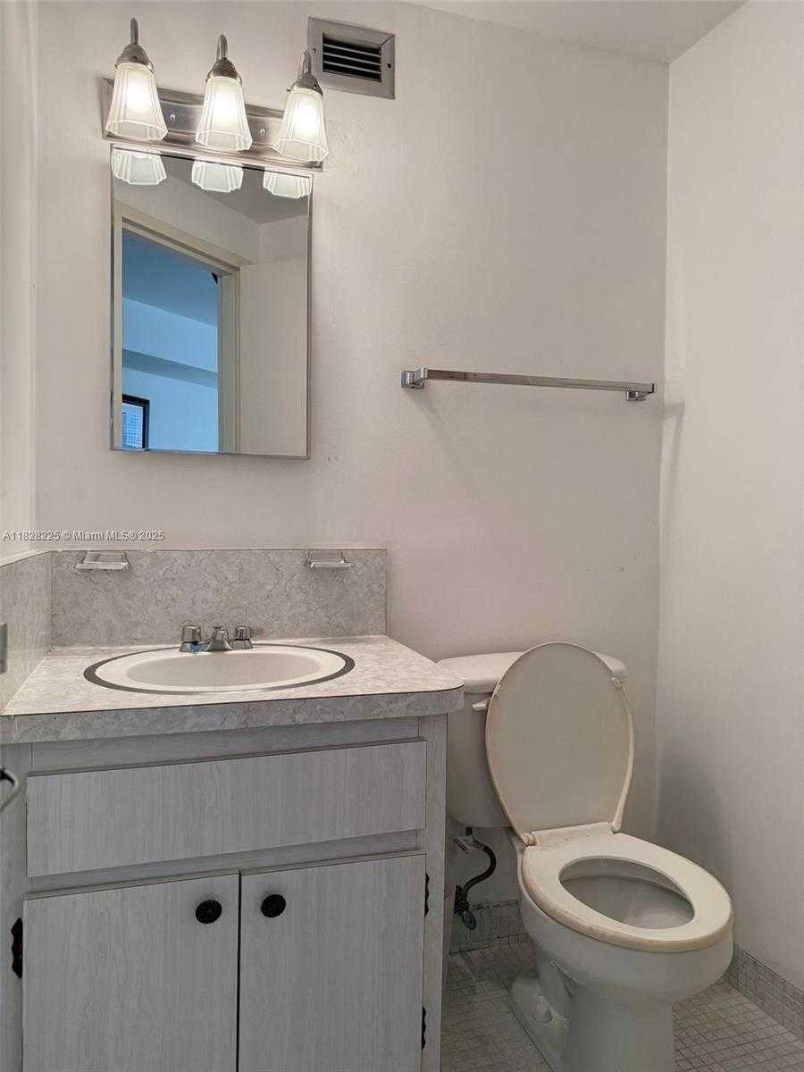 Small Image of 825 BRICKELL BAY DR #1548, Miami Number 16