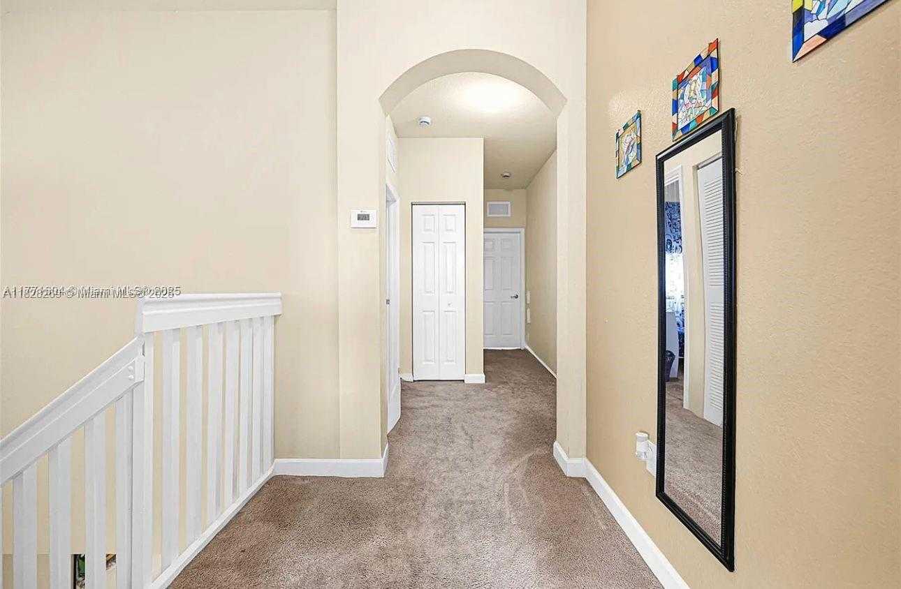 Small Image of Doral Number 8