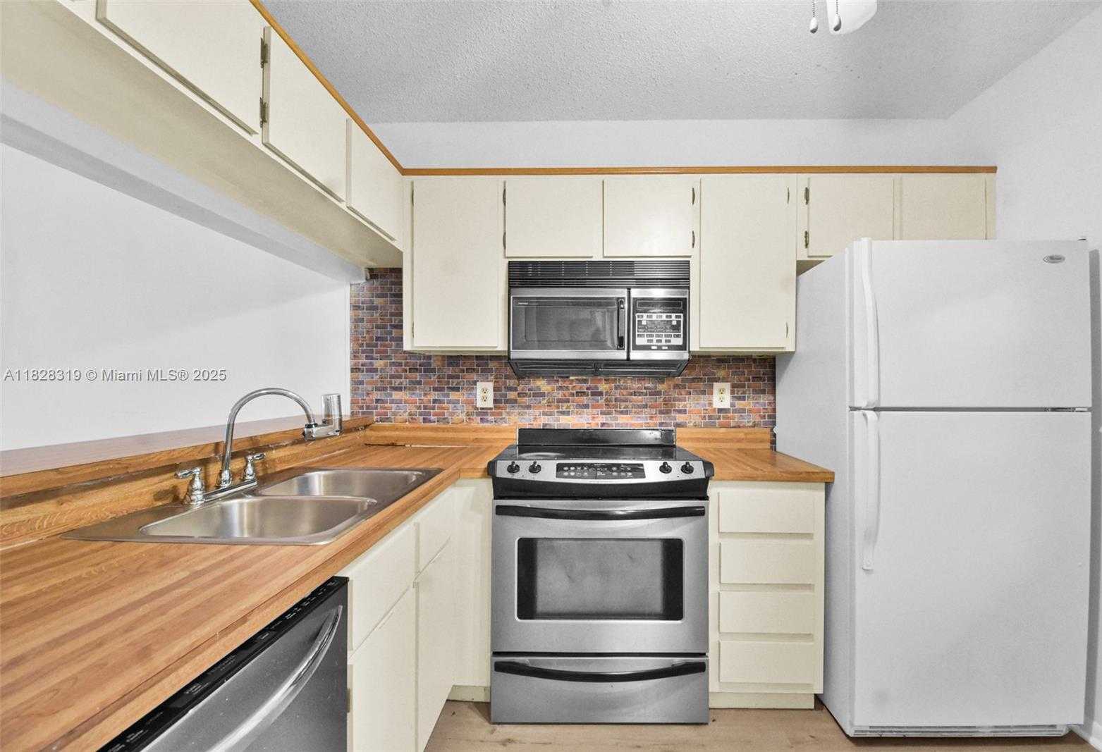 Small Image of 10501 WEST BROWARD BLVD #304, Plantation Number 11