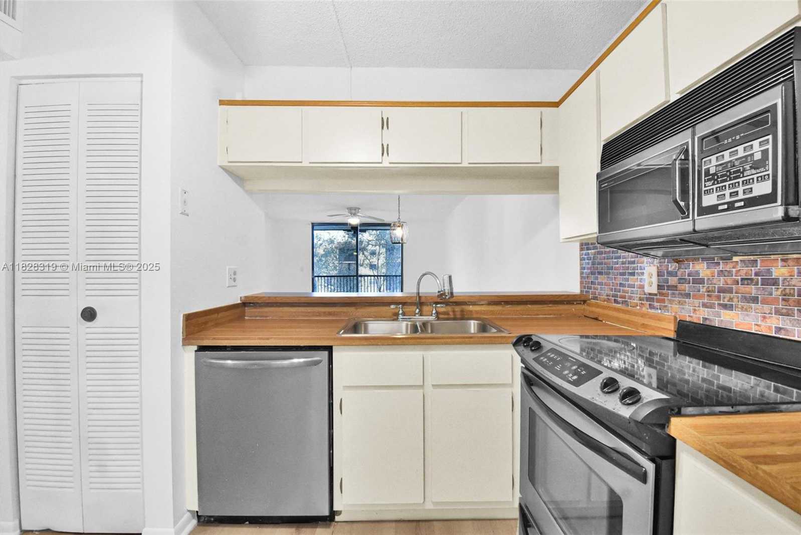 Small Image of 10501 WEST BROWARD BLVD #304, Plantation Number 9