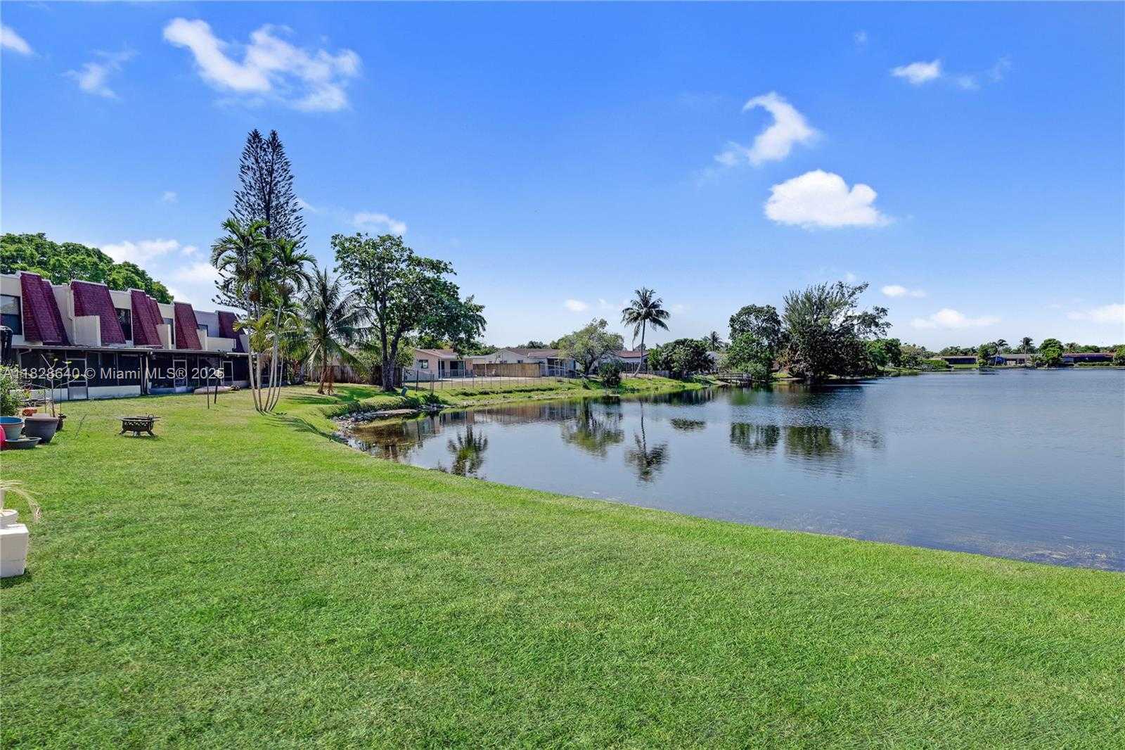 Small Image of Pembroke Pines Number 16