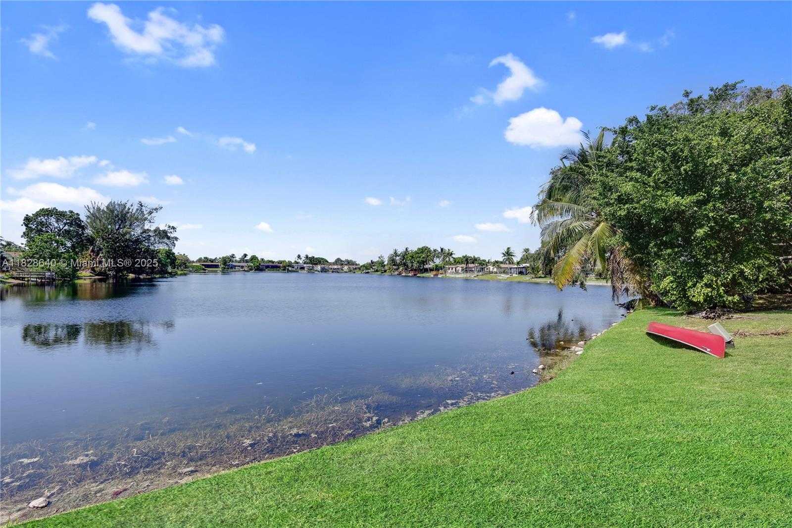 Small Image of Pembroke Pines Number 17