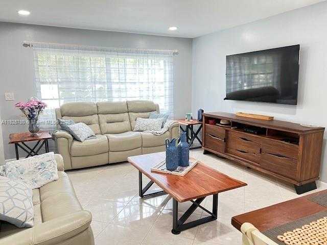 Small Image of 905 NORTH WEST 107TH AVE, Pembroke Pines Number 3