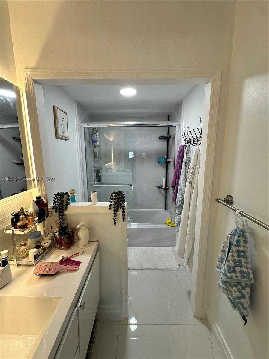 Small Image of 300 BAYVIEW DR #210, Sunny Isles Beach Number 12