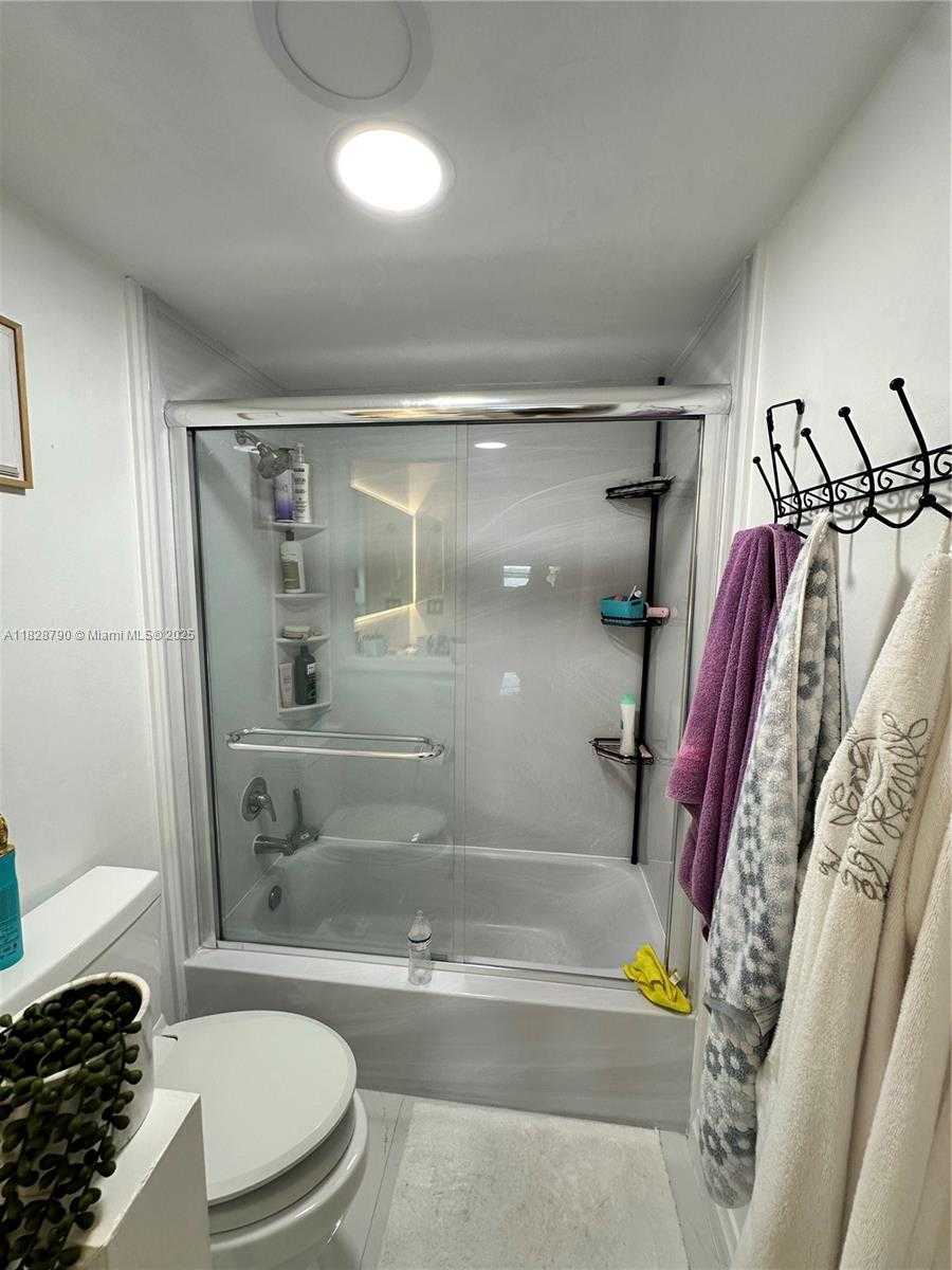 Small Image of 300 BAYVIEW DR #210, Sunny Isles Beach Number 13