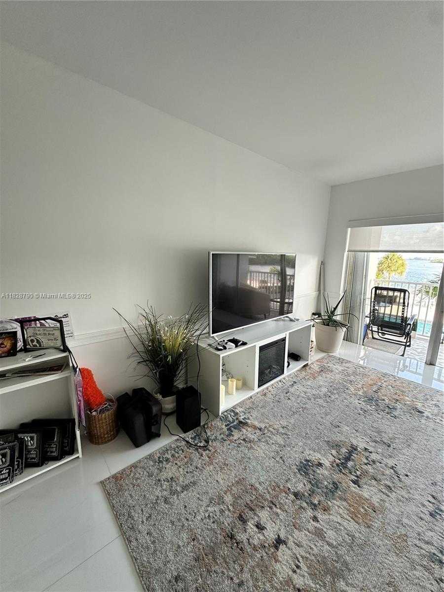 Small Image of 300 BAYVIEW DR #210, Sunny Isles Beach Number 24