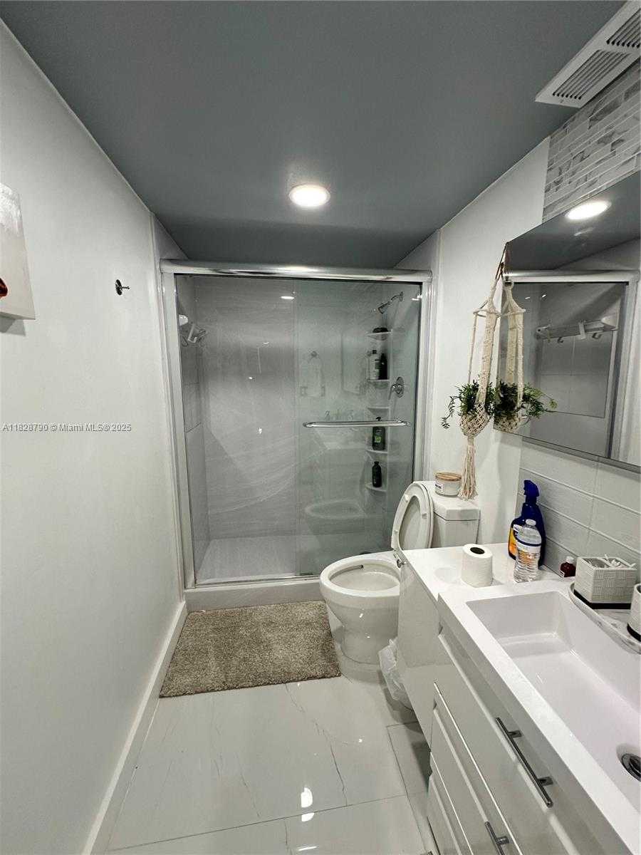 Small Image of 300 BAYVIEW DR #210, Sunny Isles Beach Number 4