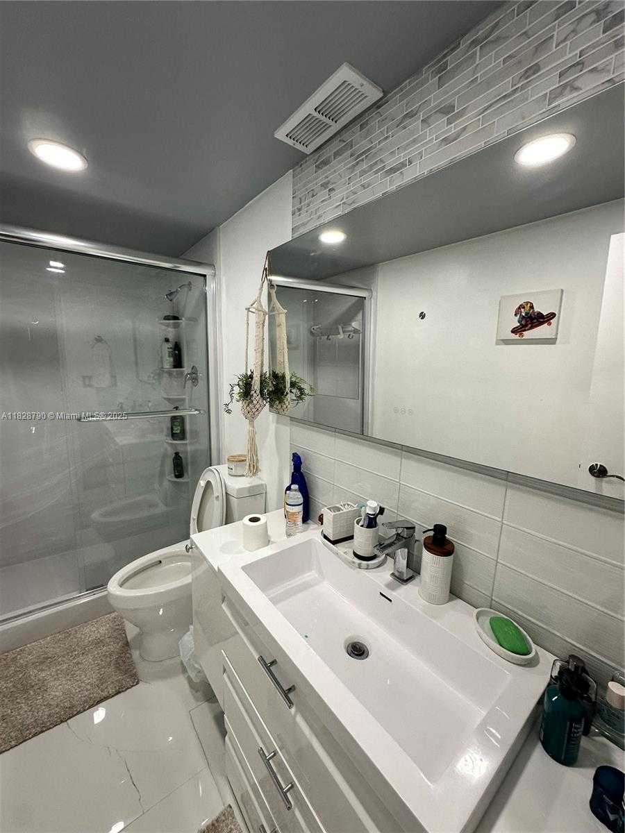 Small Image of 300 BAYVIEW DR #210, Sunny Isles Beach Number 5