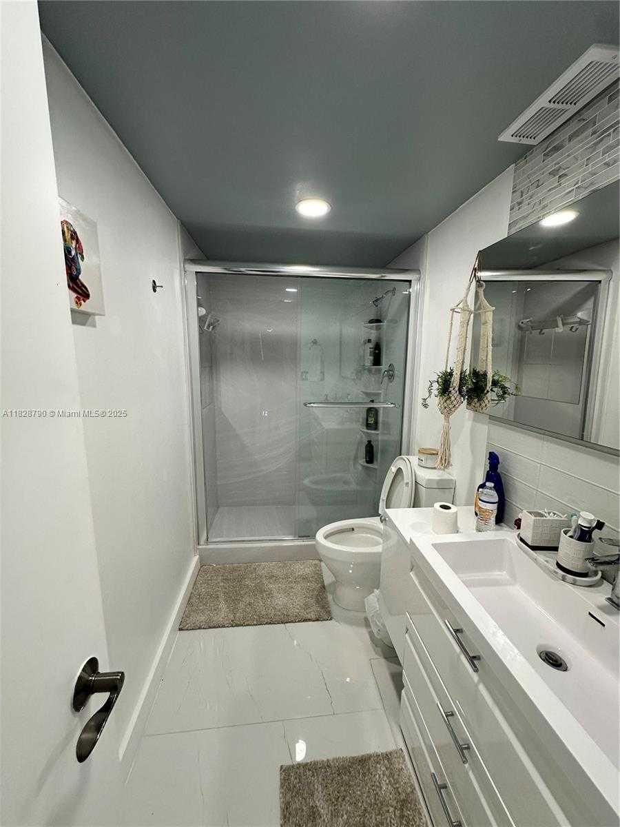 Small Image of 300 BAYVIEW DR #210, Sunny Isles Beach Number 6