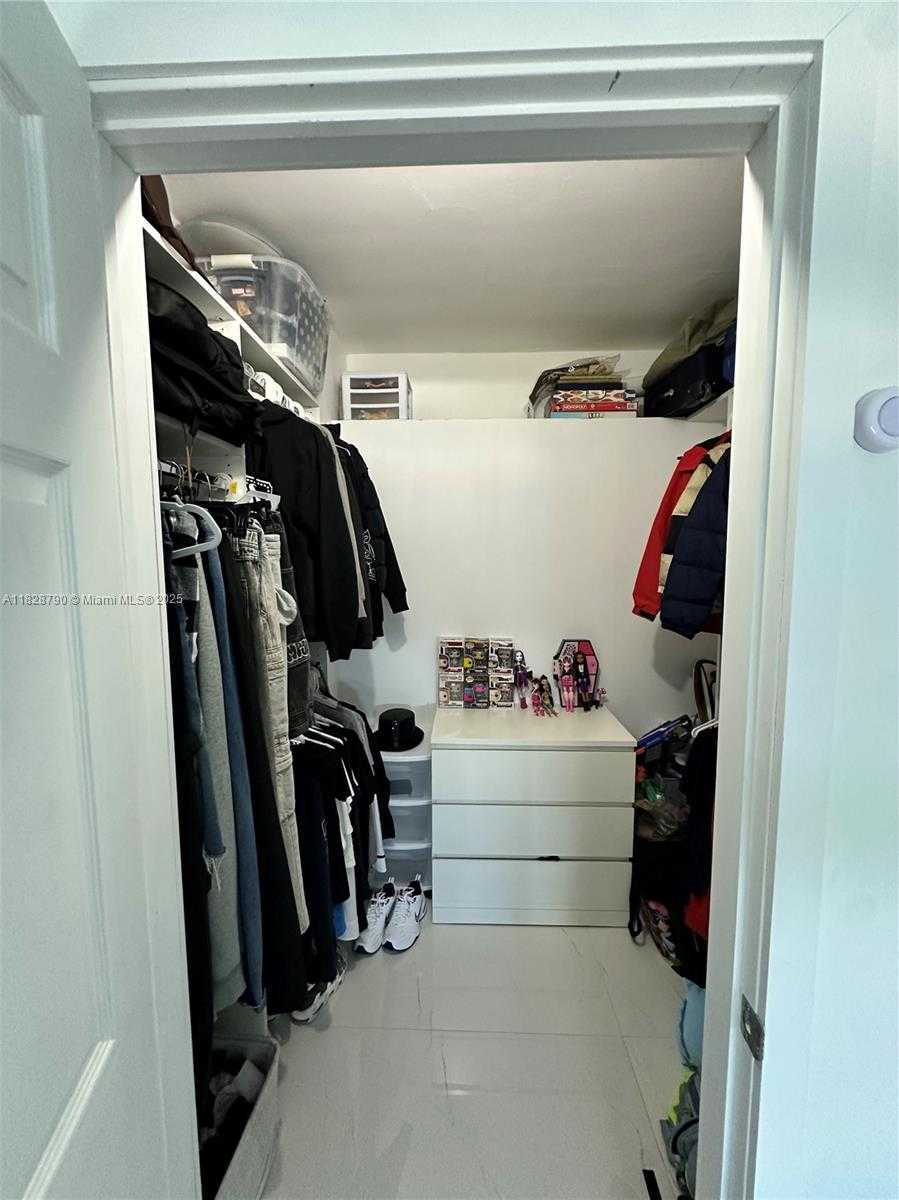 Small Image of 300 BAYVIEW DR #210, Sunny Isles Beach Number 8