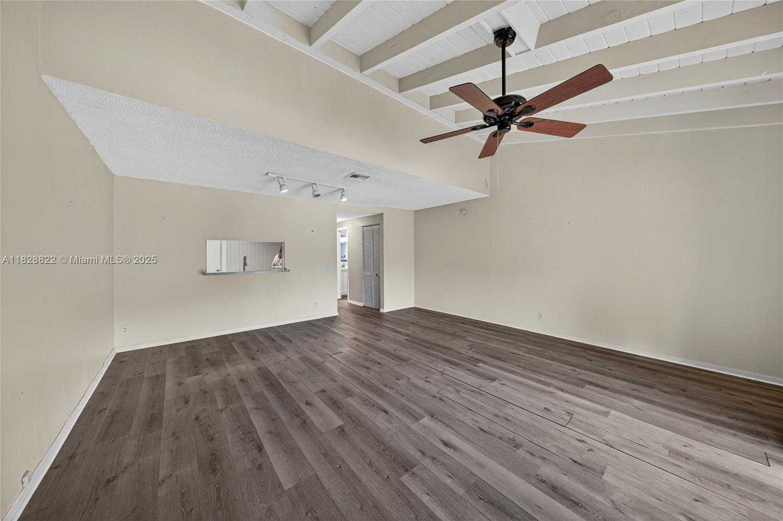 Small Image of 9086 VINEYARD LAKE DR, Plantation Number 13
