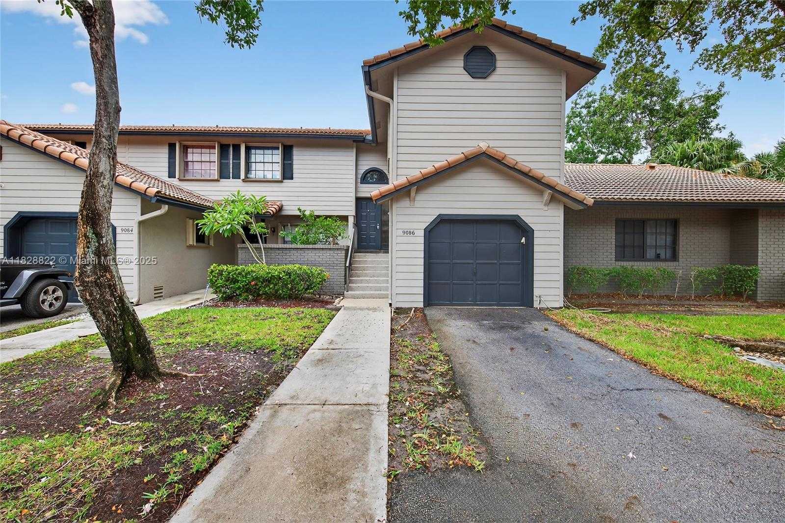 Small Image of 9086 VINEYARD LAKE DR, Plantation Number 2