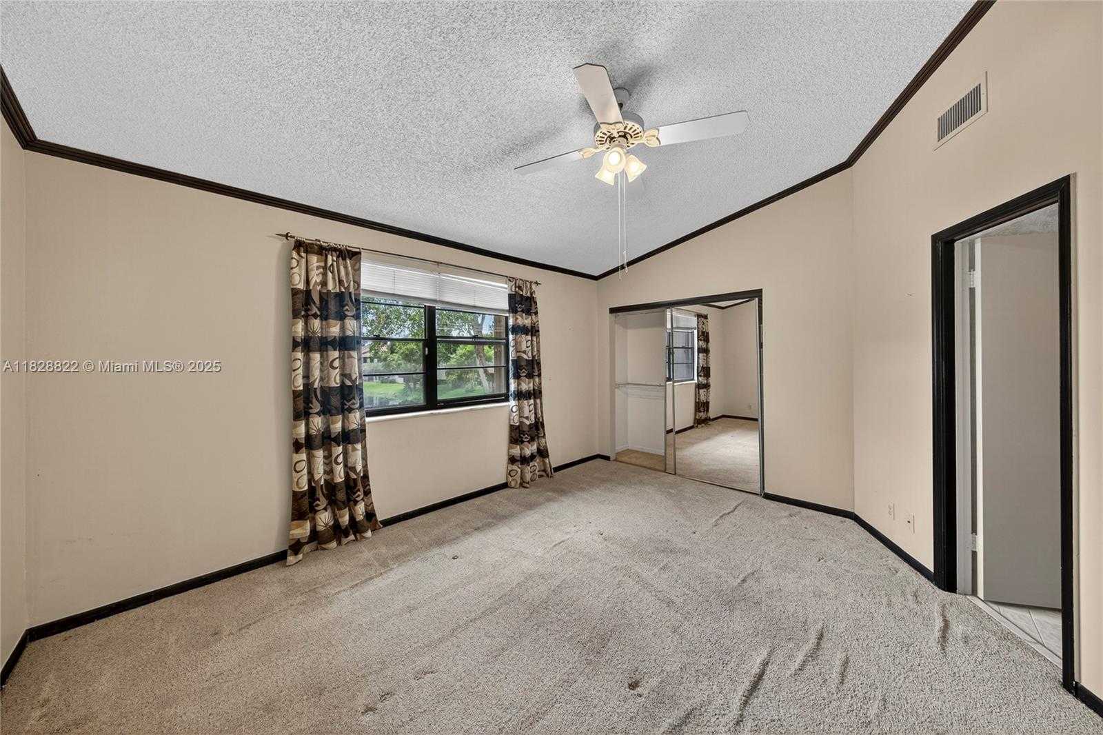 Small Image of 9086 VINEYARD LAKE DR, Plantation Number 32
