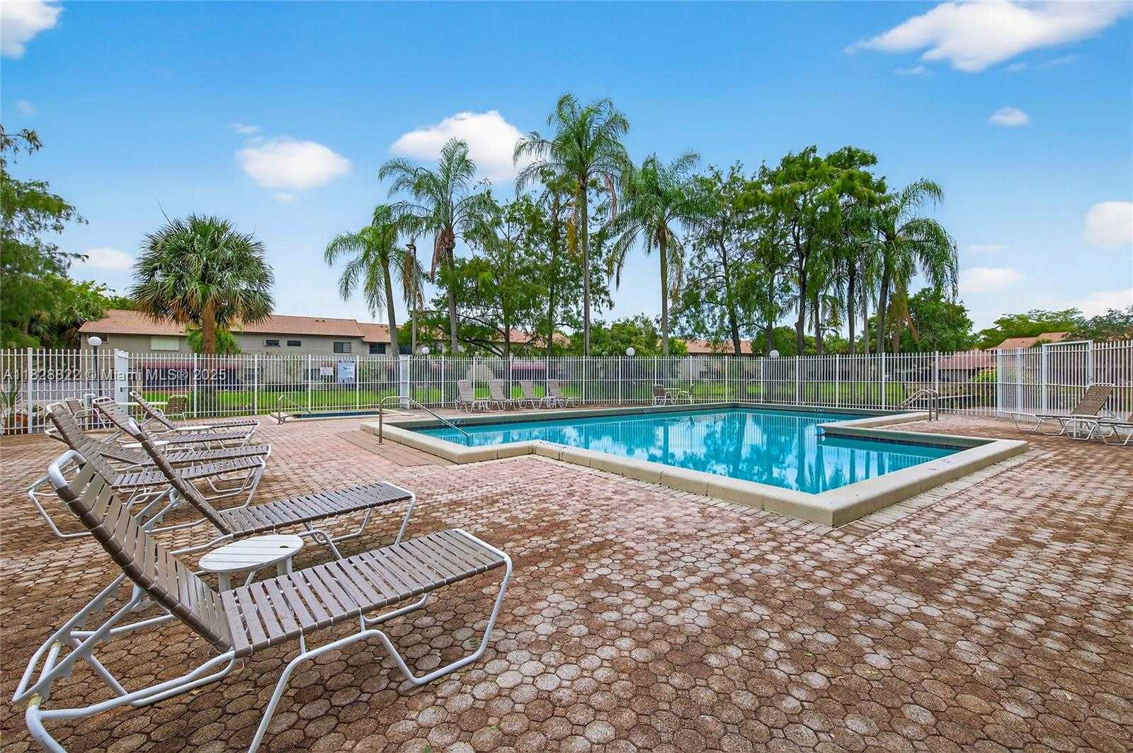 Small Image of 9086 VINEYARD LAKE DR, Plantation Number 39