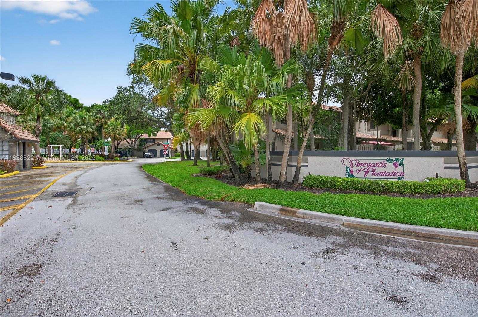 Small Image of 9086 VINEYARD LAKE DR, Plantation Number 41