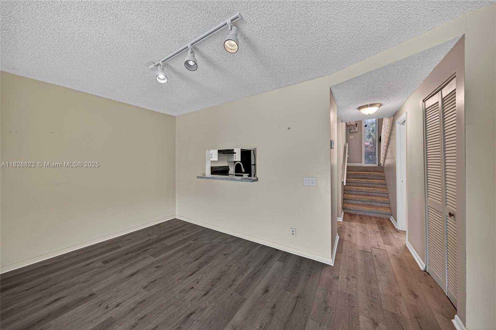 Small Image of 9086 VINEYARD LAKE DR, Plantation Number 8