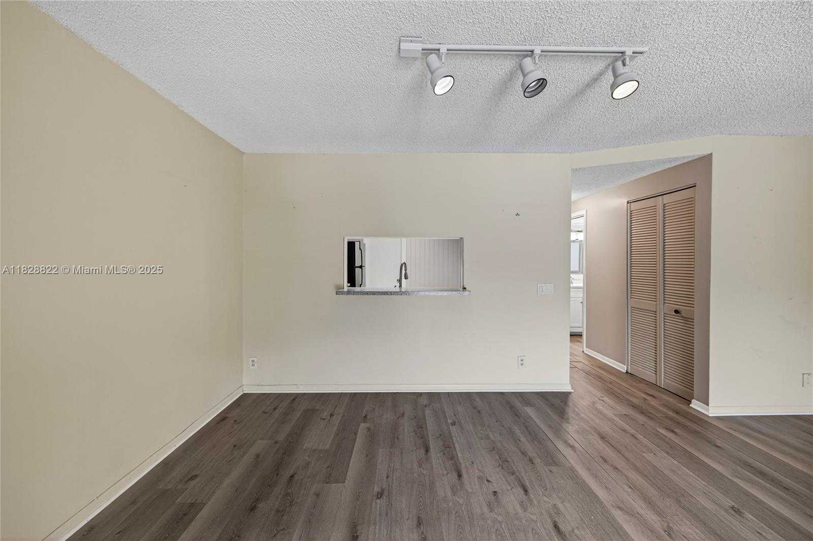 Small Image of 9086 VINEYARD LAKE DR, Plantation Number 9