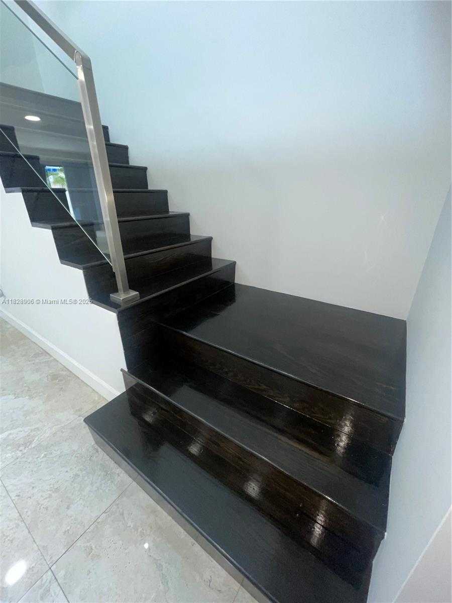 Small Image of 310 POINCIANA ISLAND DR #802, Sunny Isles Beach Number 4