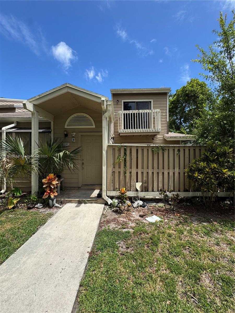 Small Image of 7157 SPORTSMANS DR, North Lauderdale Number 10