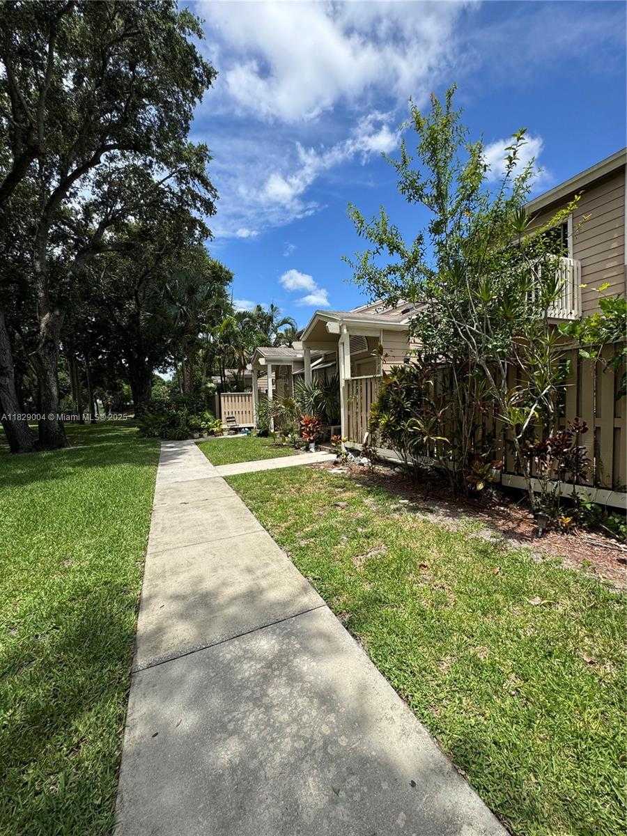 Small Image of 7157 SPORTSMANS DR, North Lauderdale Number 11