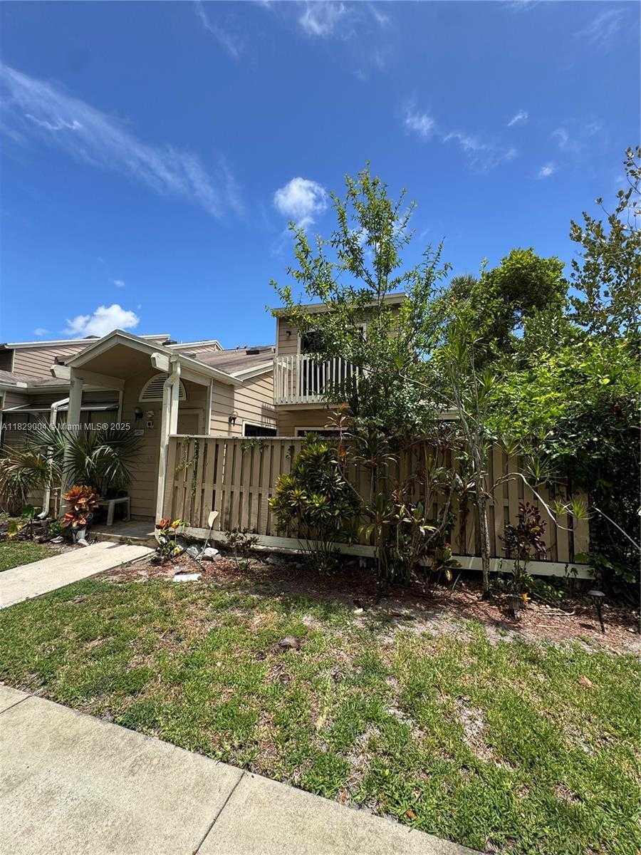 Small Image of 7157 SPORTSMANS DR, North Lauderdale Number 2