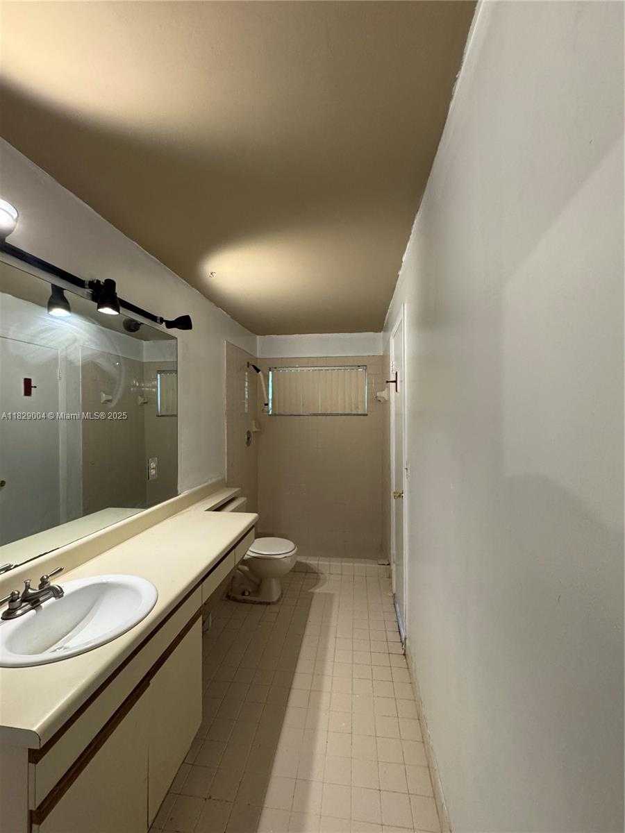 Small Image of 7157 SPORTSMANS DR, North Lauderdale Number 3