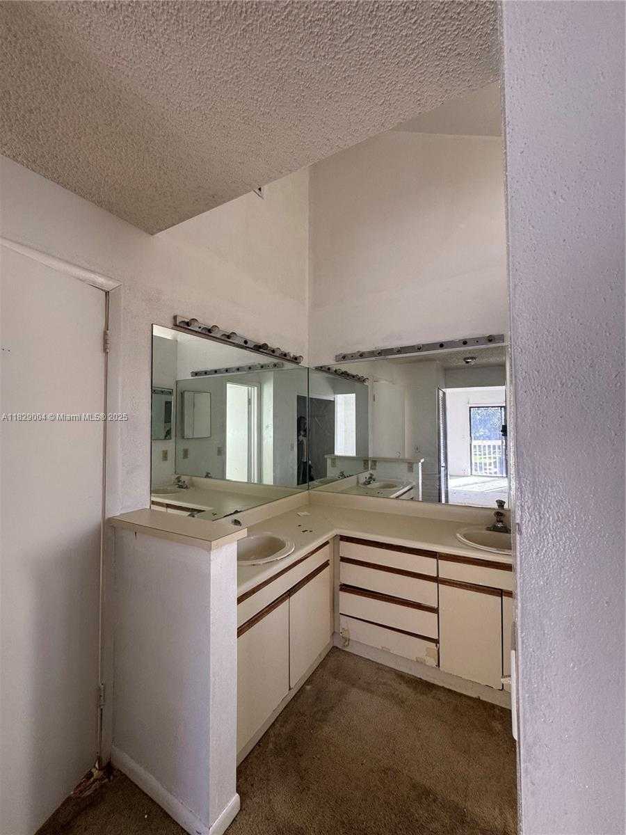 Small Image of 7157 SPORTSMANS DR, North Lauderdale Number 4