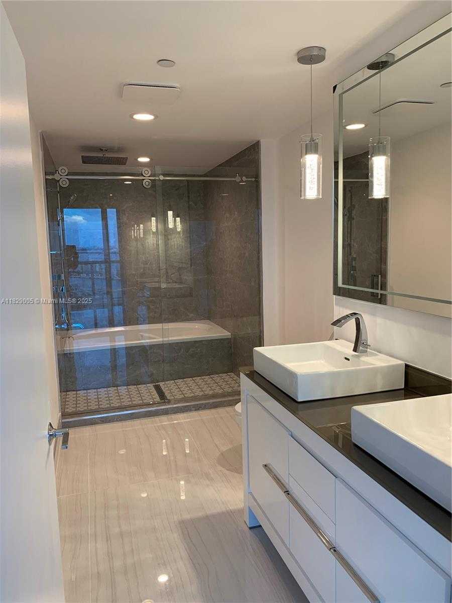 Small Image of 888 BISCAYNE BLVD #2910, Miami Number 2
