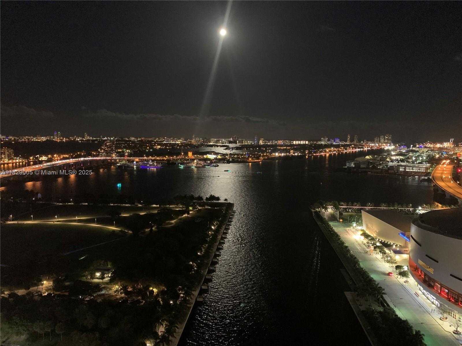 Small Image of 888 BISCAYNE BLVD #2910, Miami Number 3