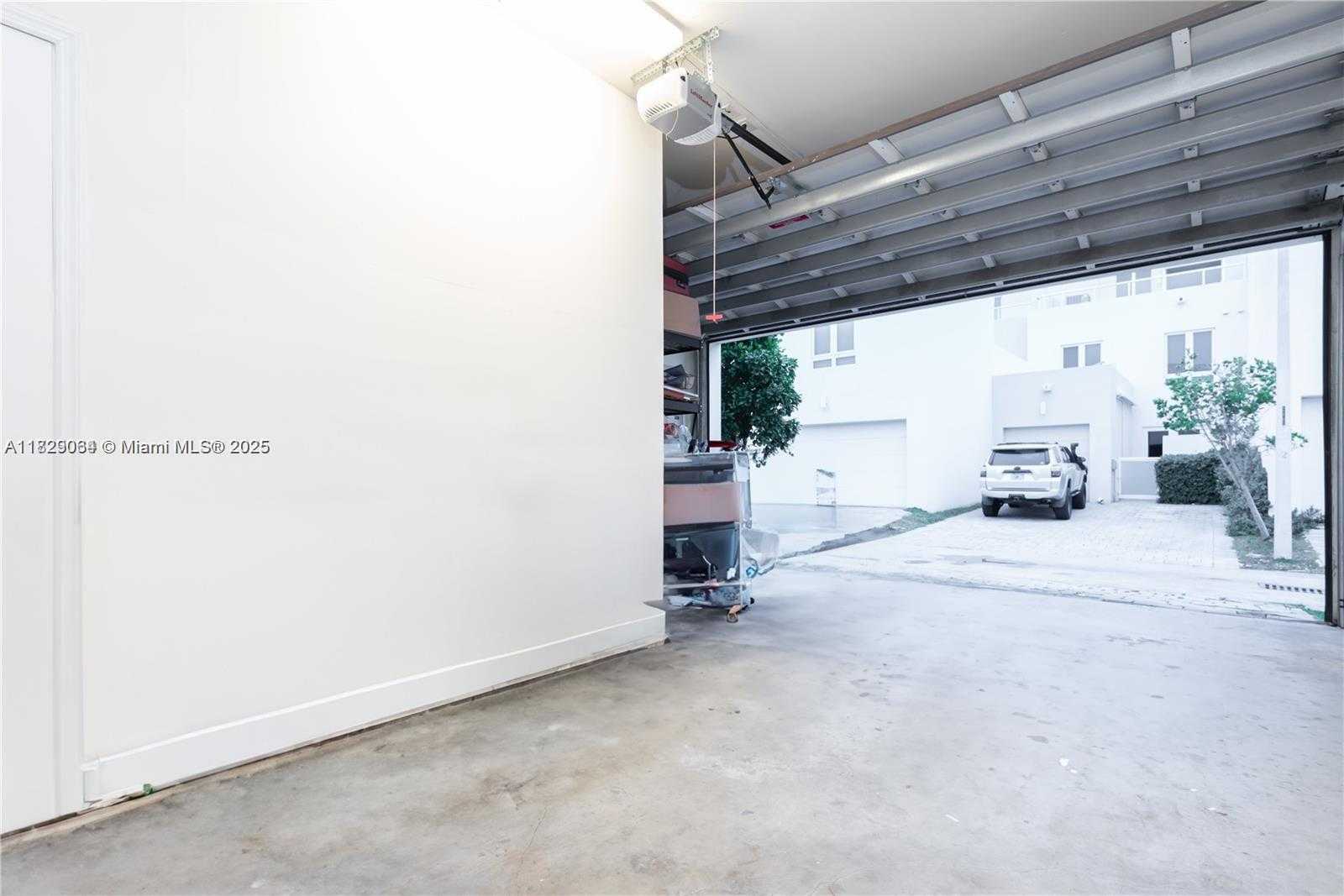 Small Image of 10555 NORTH WEST 64TH WAY, Doral Number 25