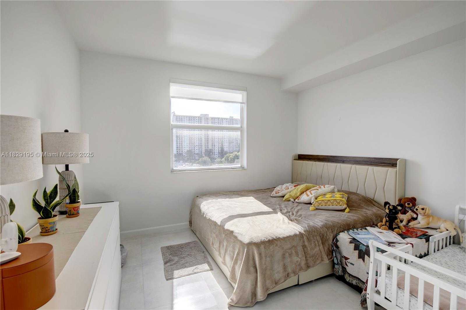 Small Image of 17150 NORTH BAY RD #2707, Sunny Isles Beach Number 14
