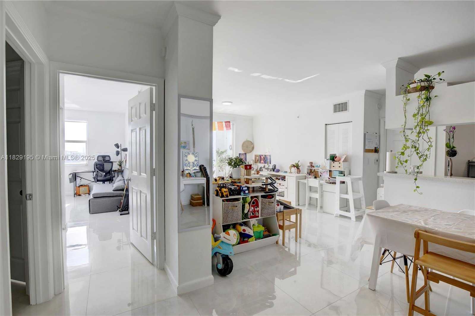 Small Image of 17150 NORTH BAY RD #2707, Sunny Isles Beach Number 9
