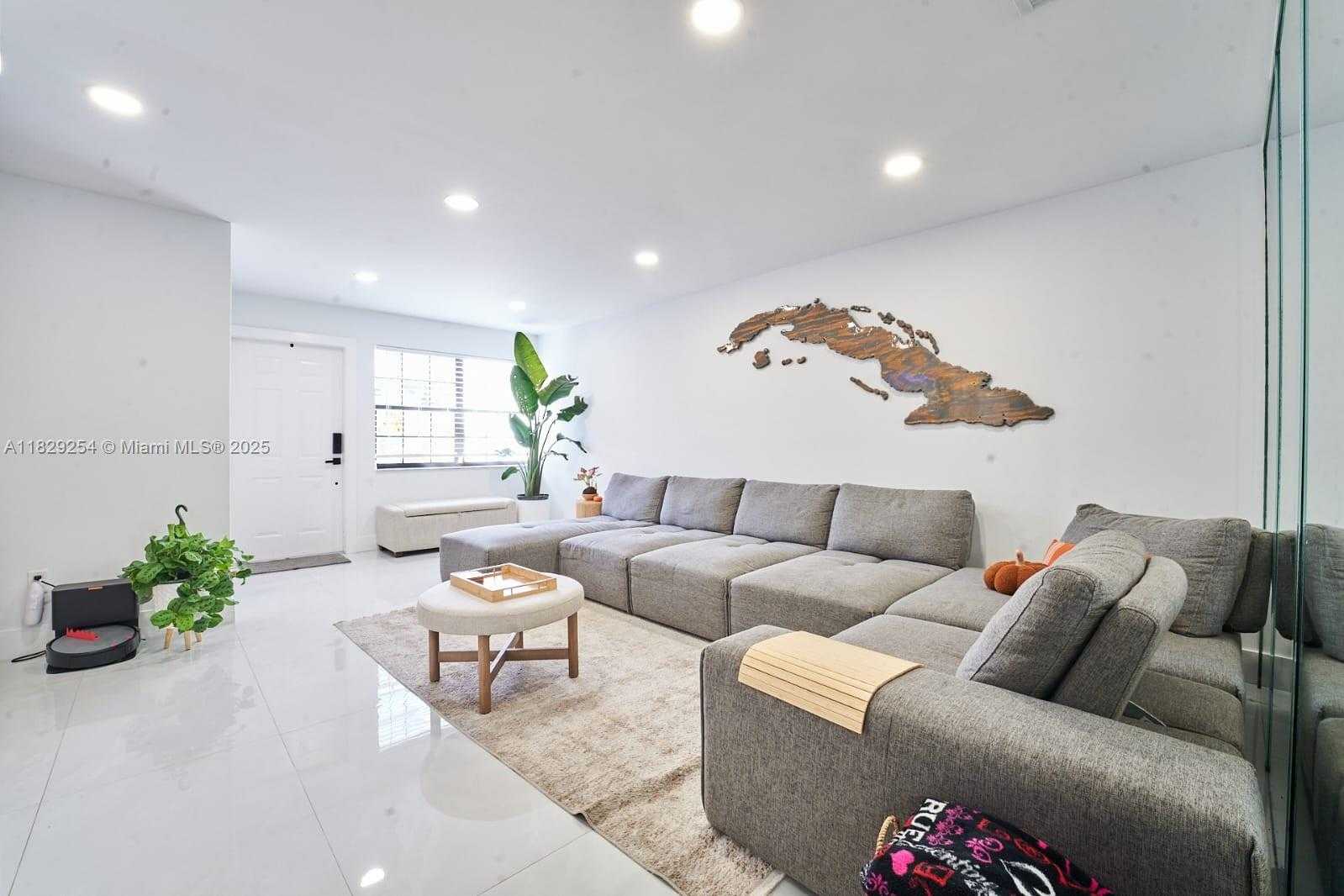 Small Image of 11137 SOUTH WEST 154TH CT #11137, Miami Number 3