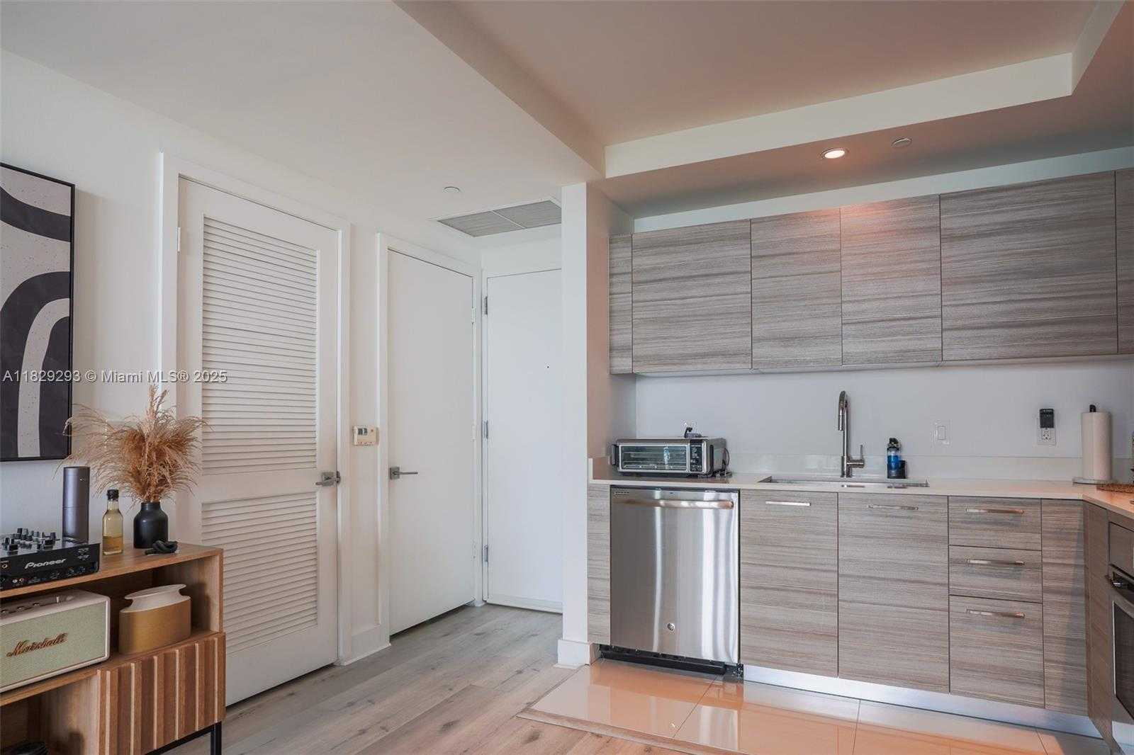 Small Image of 121 NORTH EAST 34TH ST #2711, Miami Number 4