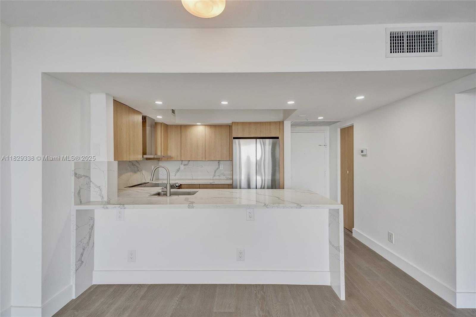 Small Image of 5600 COLLINS AVE #10L, Miami Beach Number 14