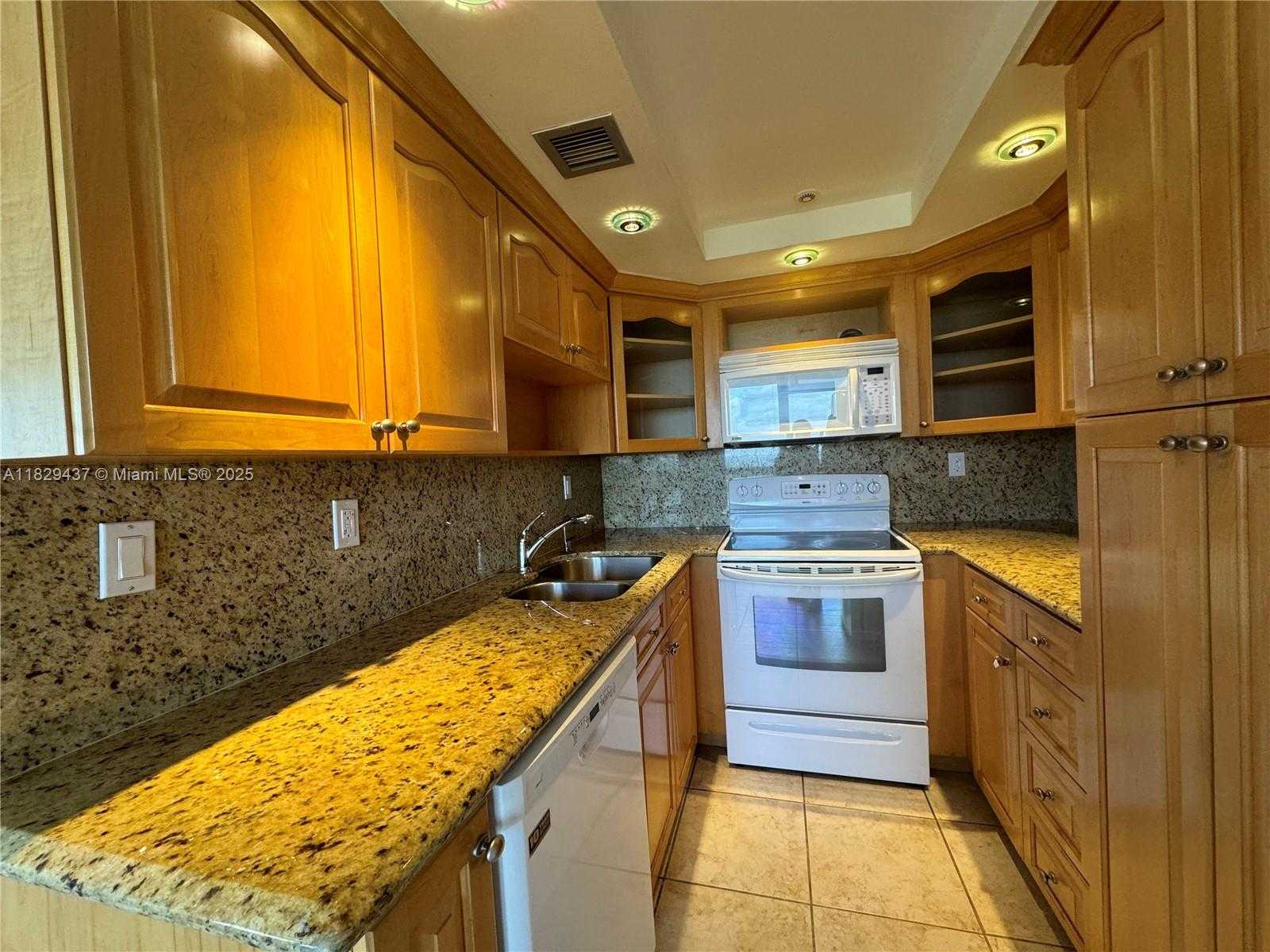 Small Image of 2555 COLLINS AVE #2002, Miami Beach Number 32