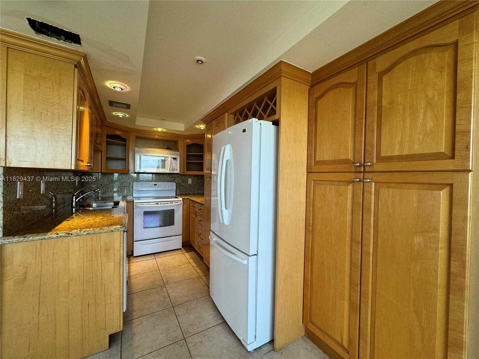 Small Image of 2555 COLLINS AVE #2002, Miami Beach Number 33