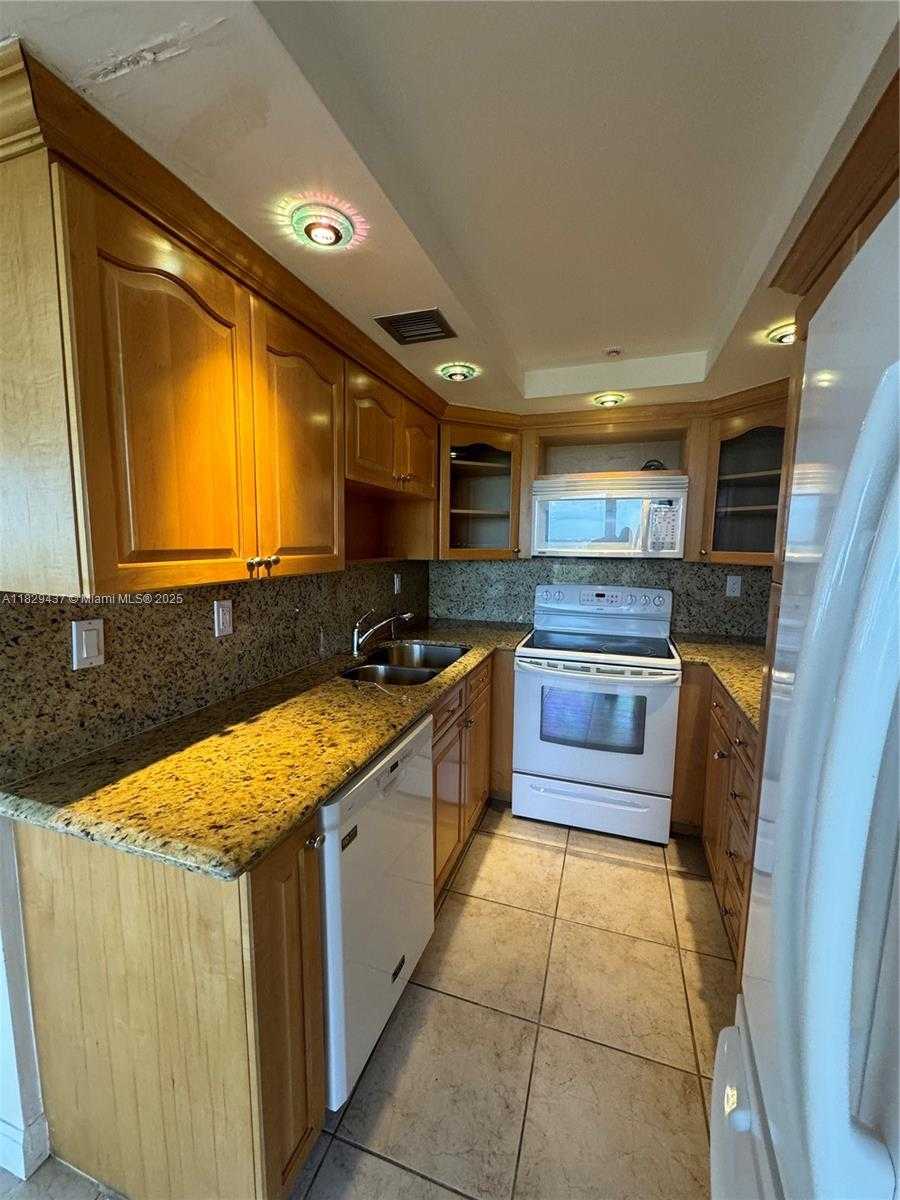 Small Image of 2555 COLLINS AVE #2002, Miami Beach Number 34