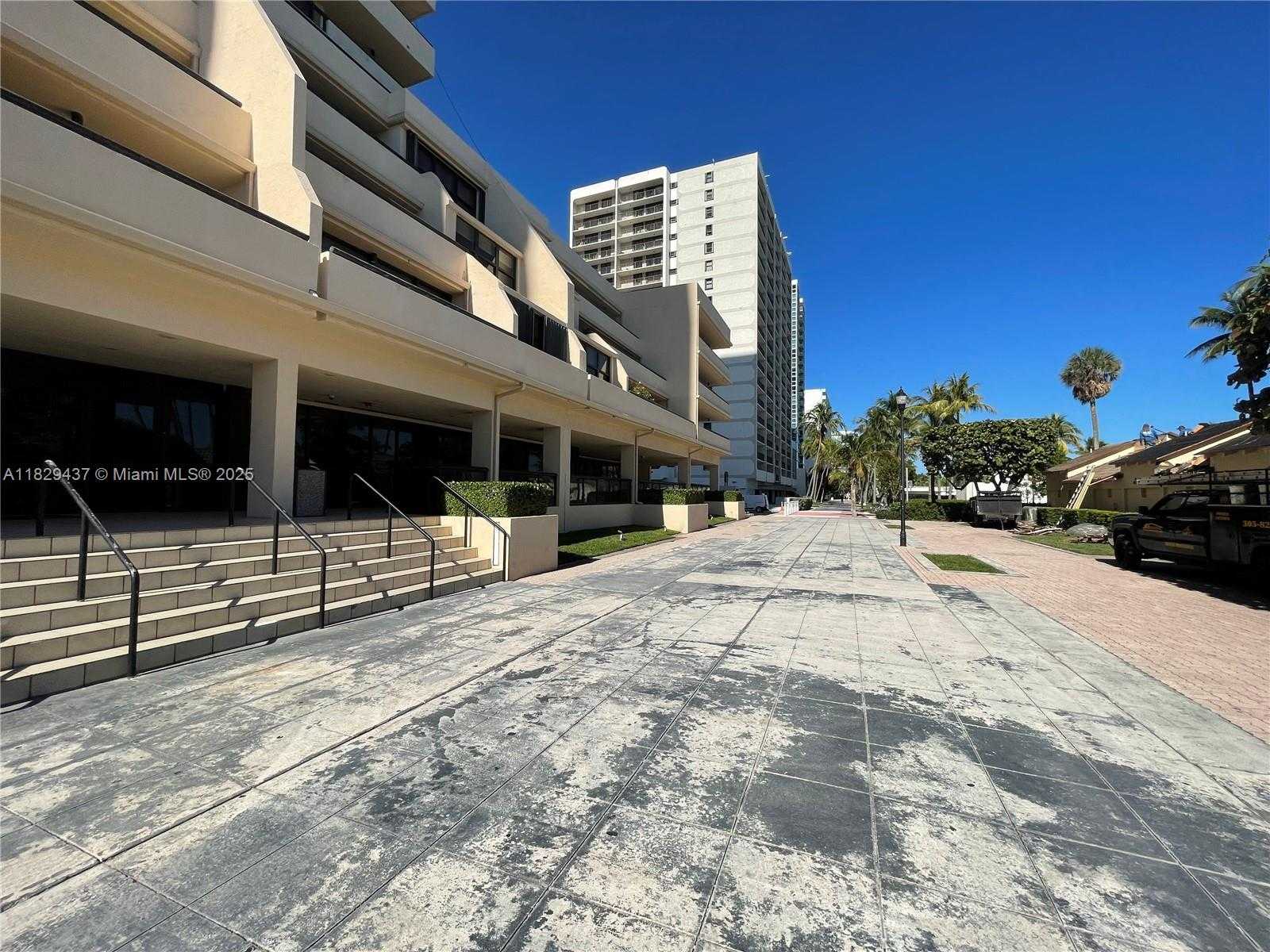 Small Image of 2555 COLLINS AVE #2002, Miami Beach Number 76