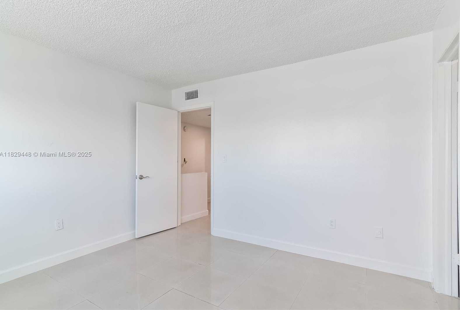 Small Image of 9375 FONTAINEBLEAU BLVD #L420, Miami Number 12
