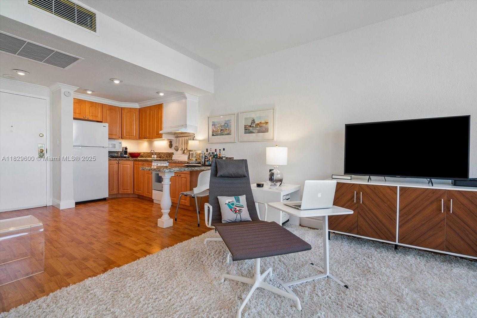 Small Image of 700 BILTMORE WAY #914, Coral Gables Number 3
