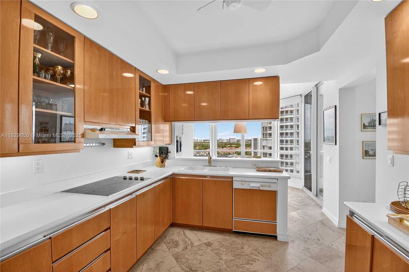 Small Image of 21150 POINT PL #1505, Aventura Number 10